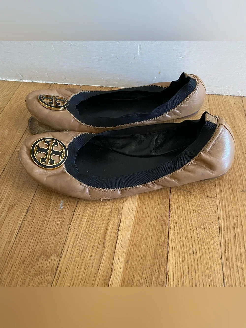 Tory Burch driving shoes Womens 11 tan logo designer *need repair to sole*